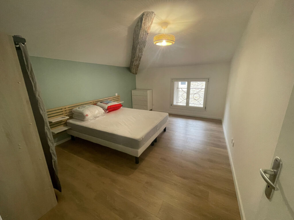 Maison de village rénovée avec climatisation louée meublée