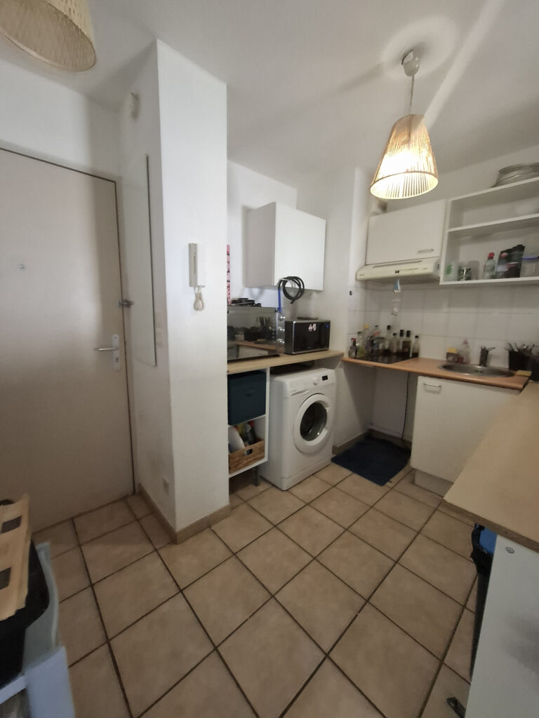 À VENDRE   STUDIO SPACIEUX DE 31 M2 AVEC BALCON ET GARAGE, A