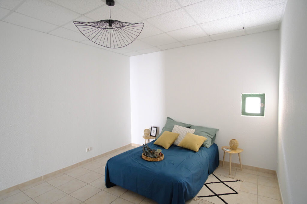 À VENDRE   MAISON DE VILLE AVEC GRAND GARAGE ET COMBLES AMÉN