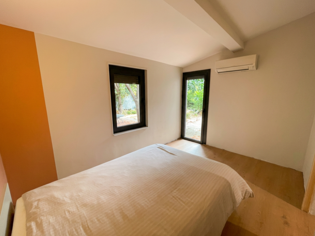 TRÈBES   Maison 3 faces, 3 chambres, suite parentale, jardin