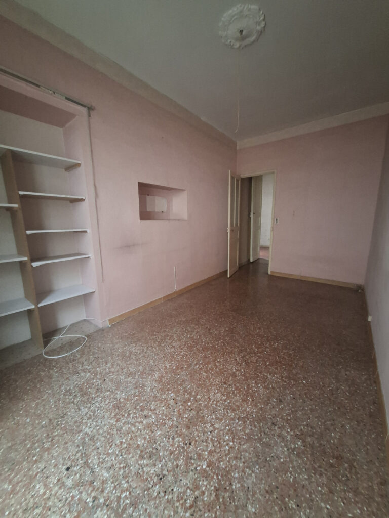À VENDRE   APPARTEMENT AUX BEAUX VOLUMES   IMMEUBLE BOURGEOI