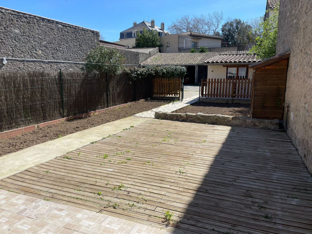 Maison familiale 136 m2 + 90 m2 de garages et dépendances