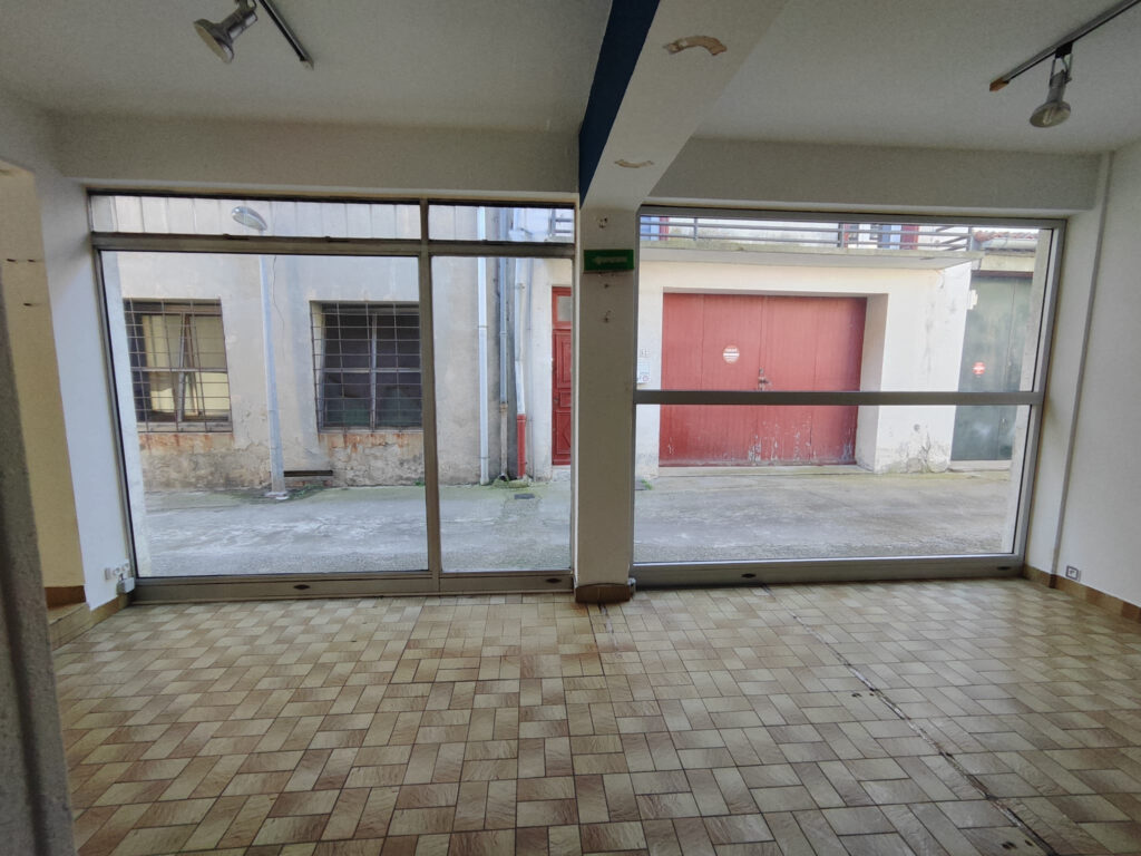 Immeuble avec 1 local commercial et 1 T4