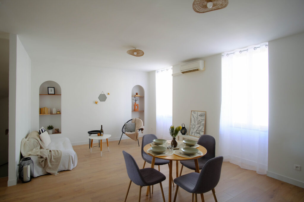 À VENDRE   MAISON DE VILLE AVEC GRAND GARAGE ET COMBLES AMÉN