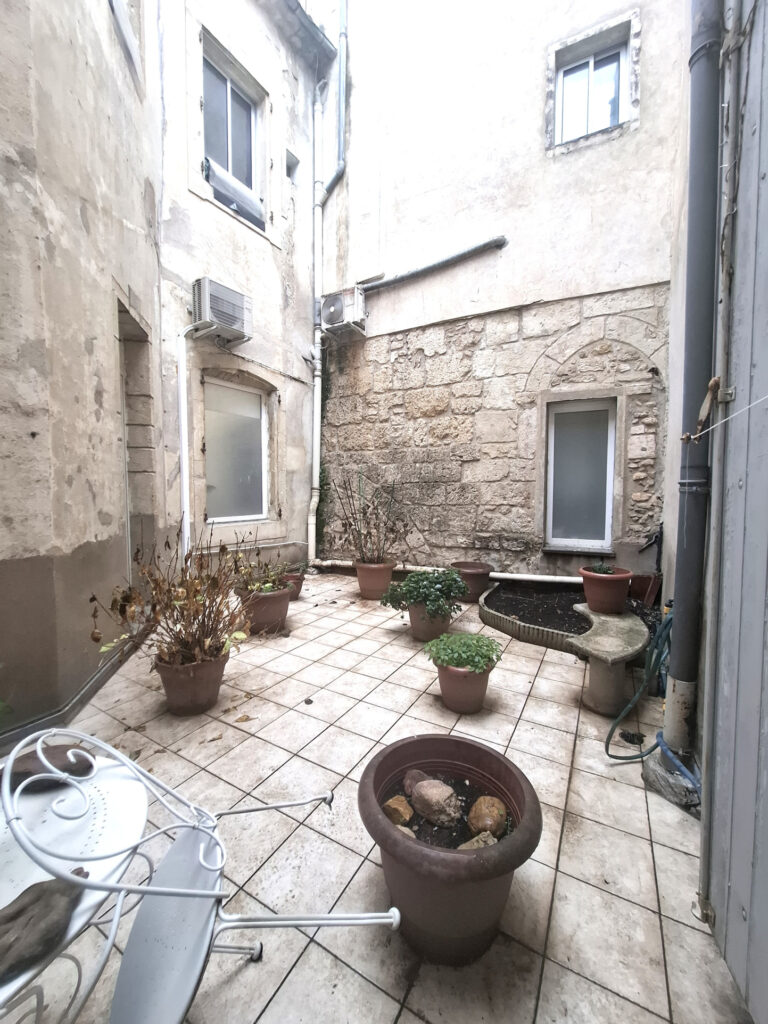 À VENDRE   BEZIERS -APPARTEMENT DE COUR PRIVATIVE
