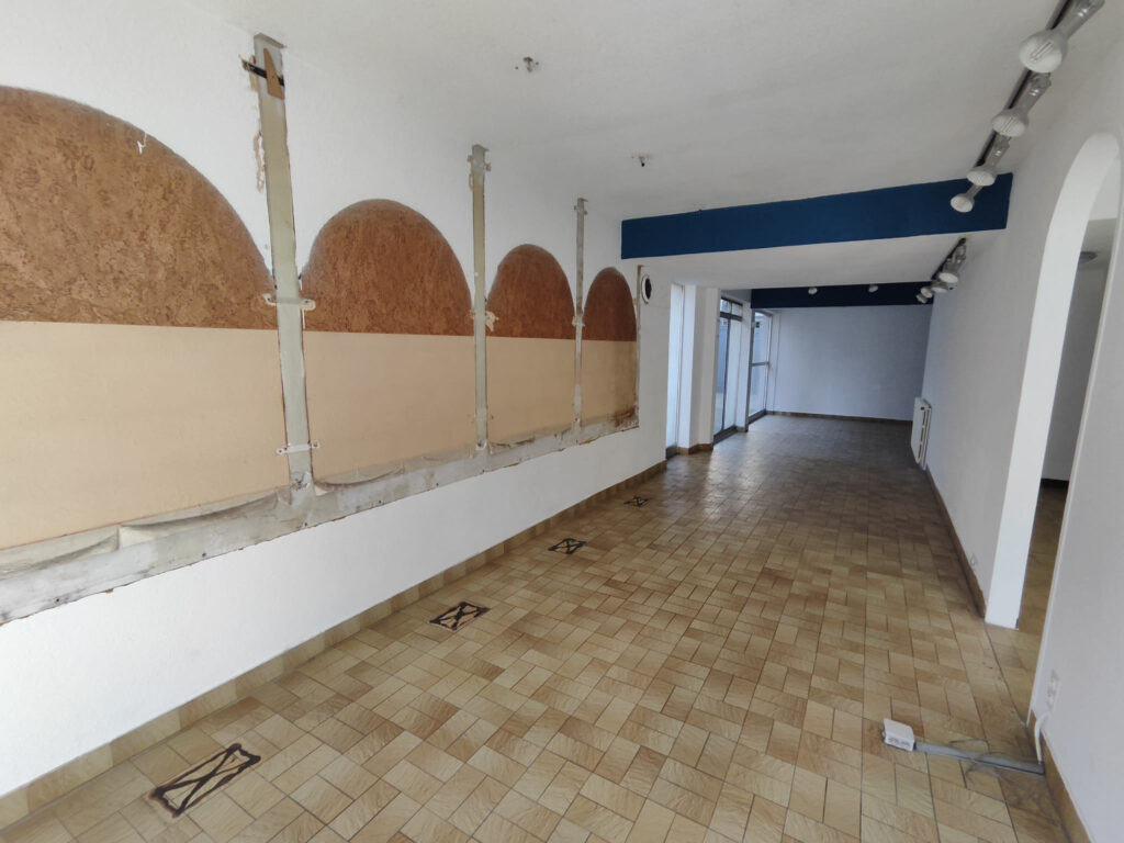 Immeuble avec 1 local commercial et 1 T4