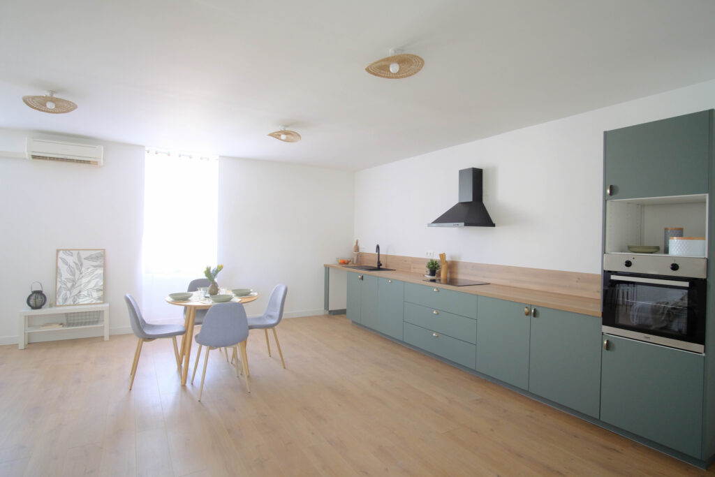 À VENDRE   MAISON DE VILLE AVEC GRAND GARAGE ET COMBLES AMÉN