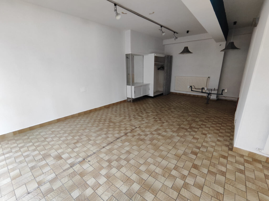 Immeuble avec 1 local commercial et 1 T4