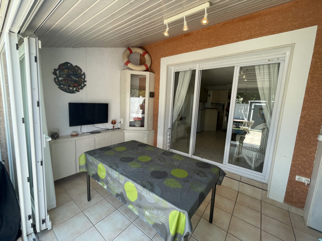 GRUISSAN   Maison 2 chambres avec jardin, véranda et parking