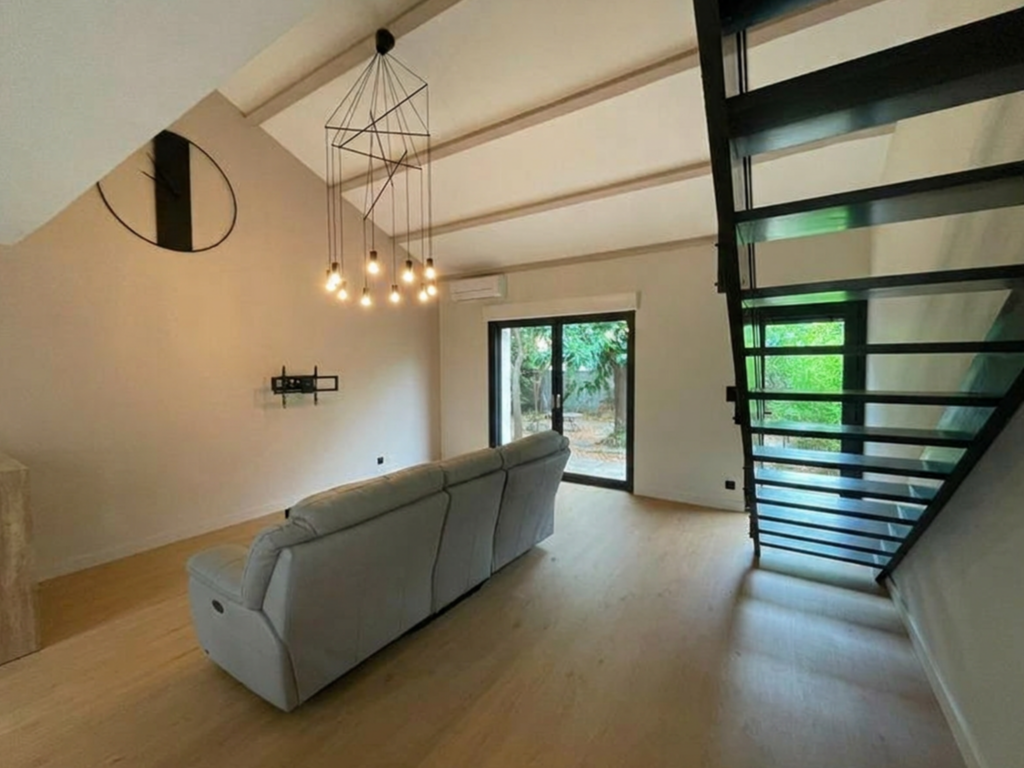 TRÈBES   Maison 3 faces, 3 chambres, suite parentale, jardin