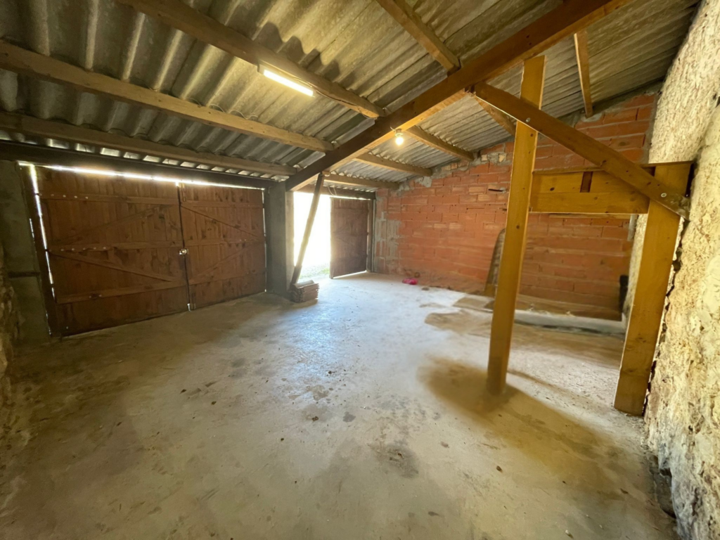 Maison familiale 136 m2 + 90 m2 de garages et dépendances