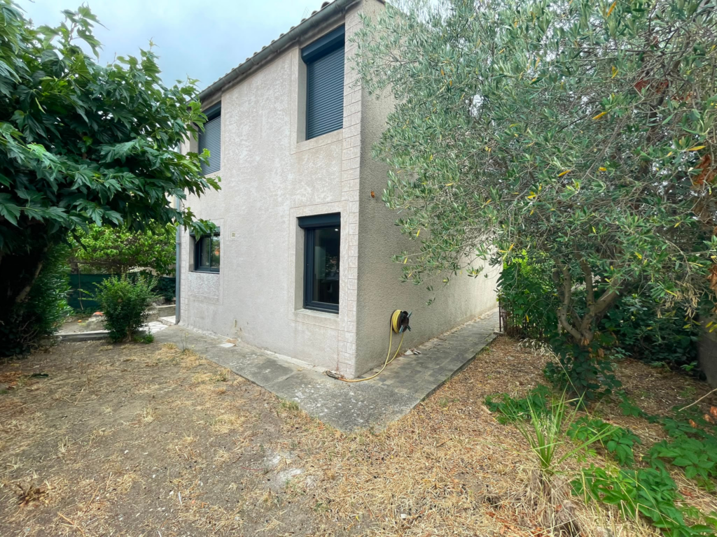 TRÈBES   Maison 3 faces, 3 chambres, suite parentale, jardin
