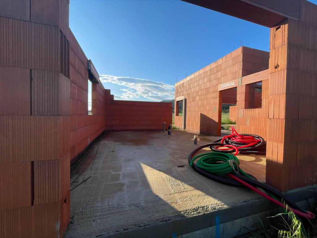 Terrain constructible de 3000m2 à Floure