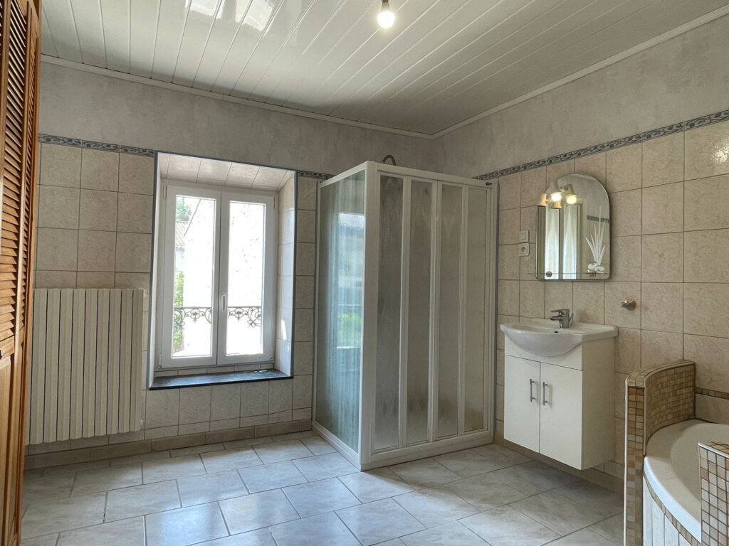 Maison familiale 136 m2 + 90 m2 de garages et dépendances