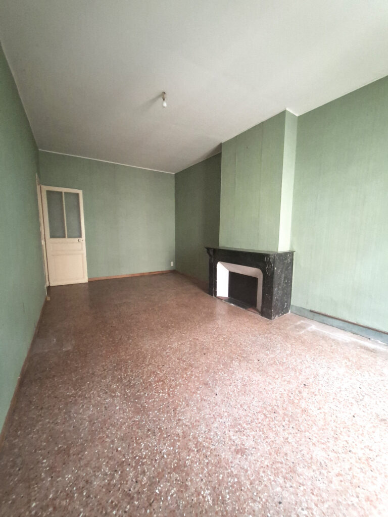 À VENDRE   APPARTEMENT AUX BEAUX VOLUMES   IMMEUBLE BOURGEOI