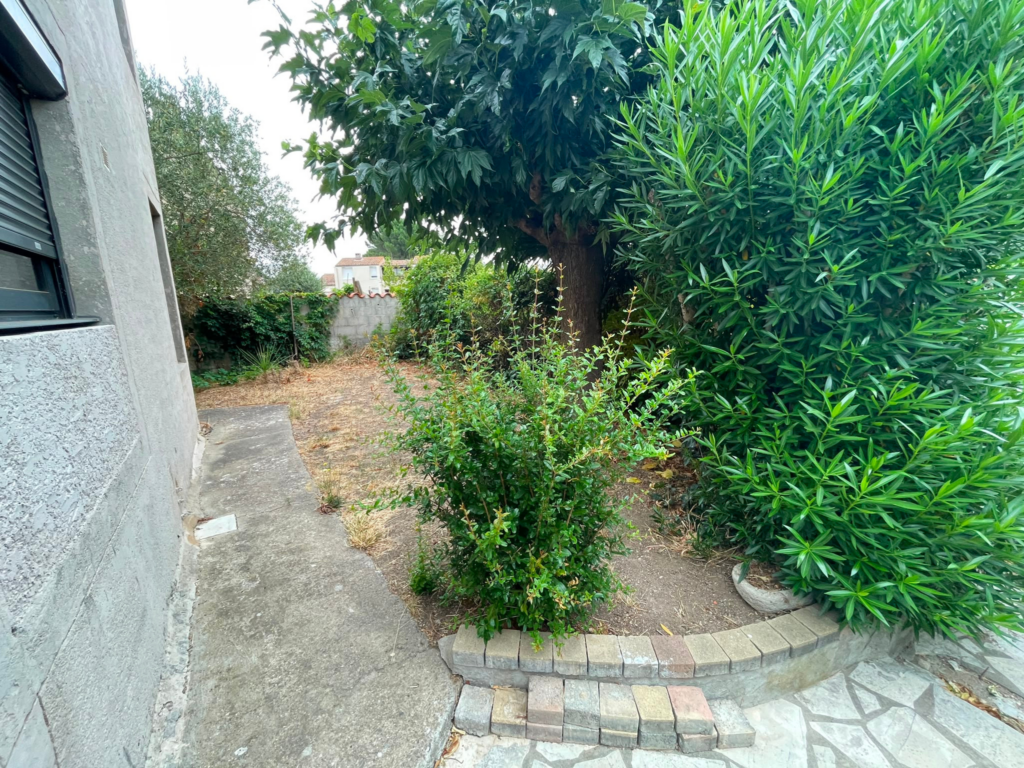 TRÈBES   Maison 3 faces, 3 chambres, suite parentale, jardin