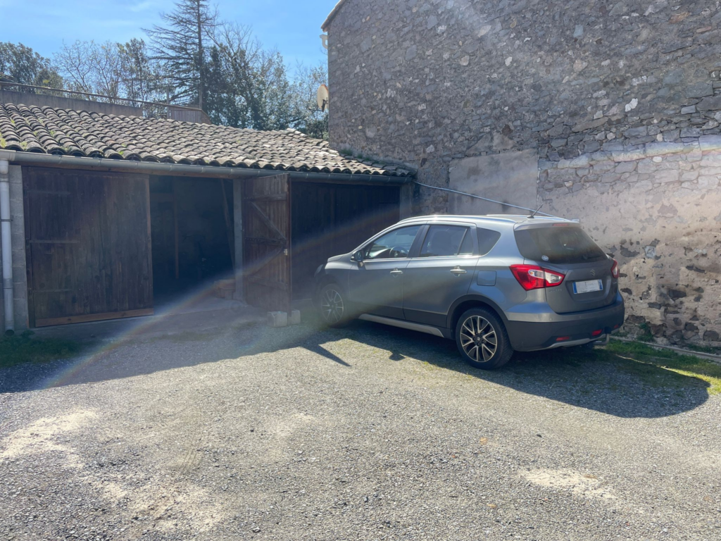 Maison familiale 136 m2 + 90 m2 de garages et dépendances