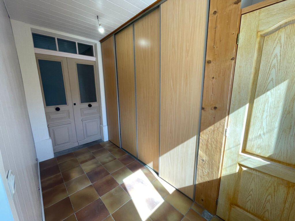 Maison familiale 136 m2 + 90 m2 de garages et dépendances