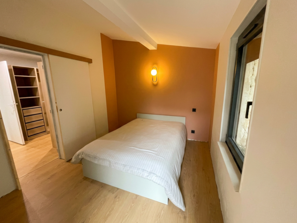 TRÈBES   Maison 3 faces, 3 chambres, suite parentale, jardin