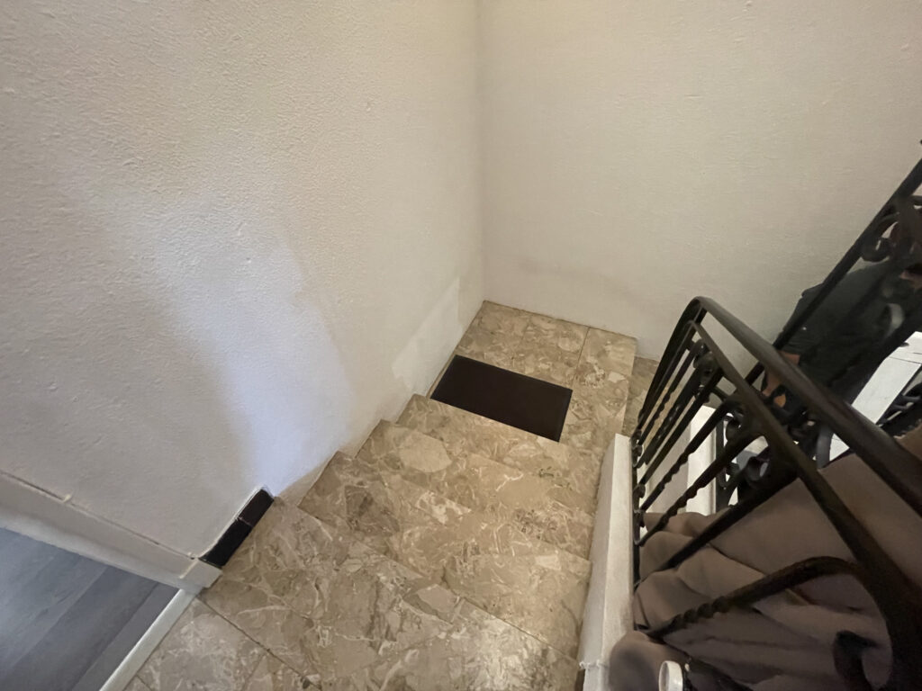 Immeuble avec 1 local commercial et 1 T4