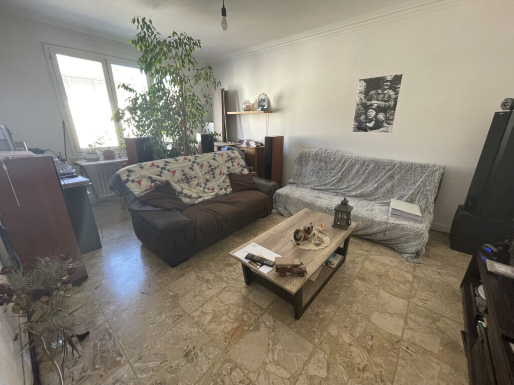 Immeuble avec 1 local commercial et 1 T4