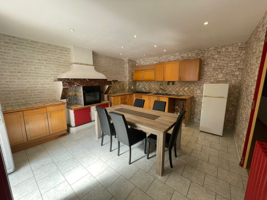 Maison familiale 136 m2 + 90 m2 de garages et dépendances