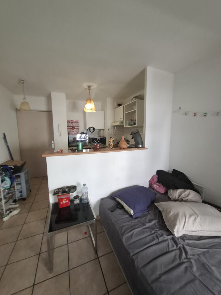 À VENDRE   STUDIO SPACIEUX DE 31 M2 AVEC BALCON ET GARAGE, A