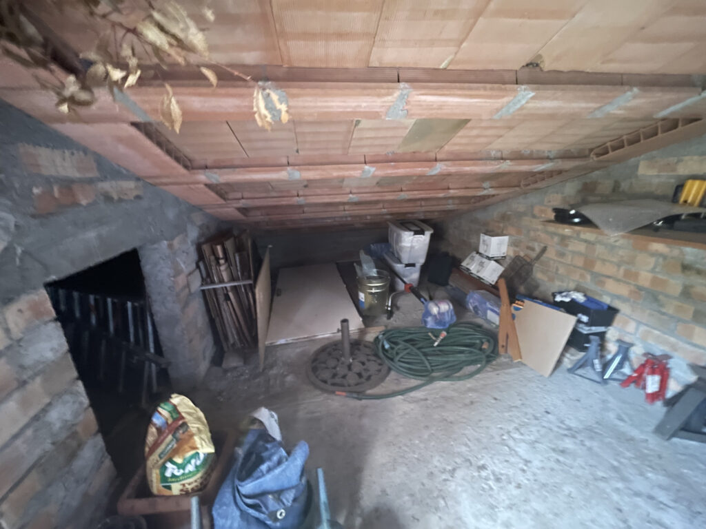 Immeuble avec 1 local commercial et 1 T4