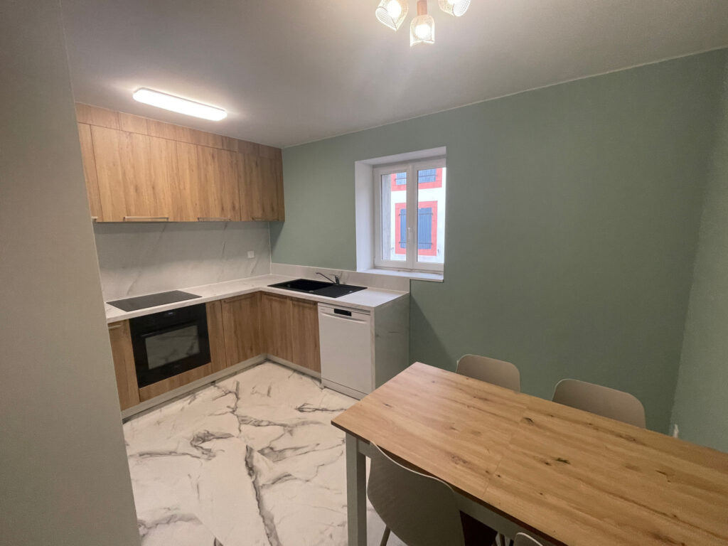 Maison de village rénovée avec climatisation louée meublée