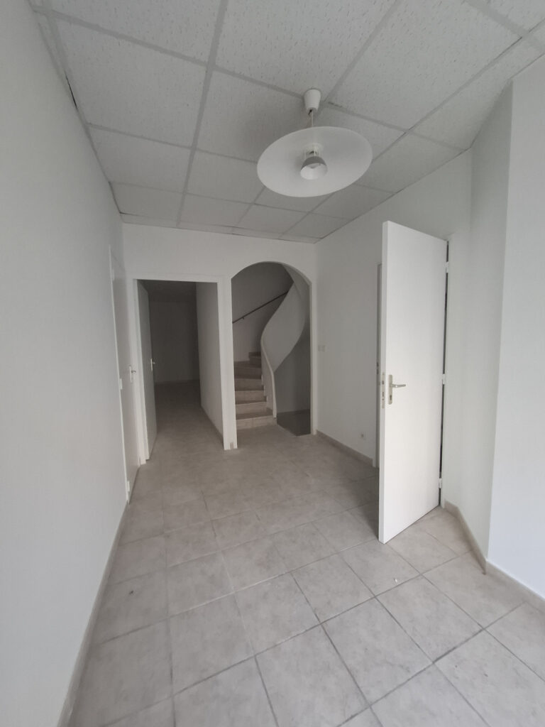 À VENDRE   MAISON DE VILLE AVEC GRAND GARAGE ET COMBLES AMÉN