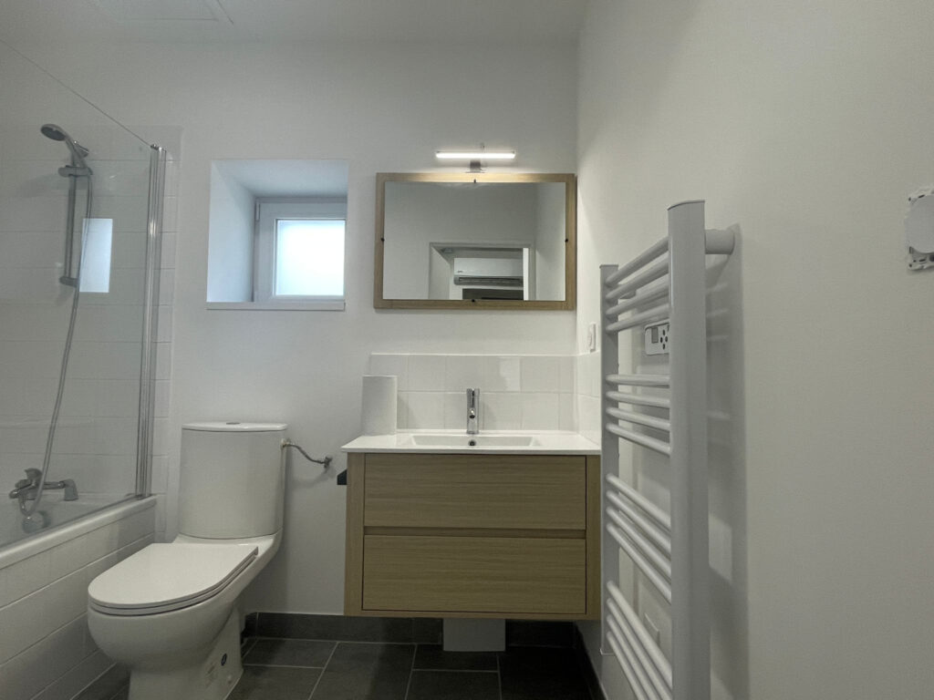 Maison de village rénovée avec climatisation louée meublée