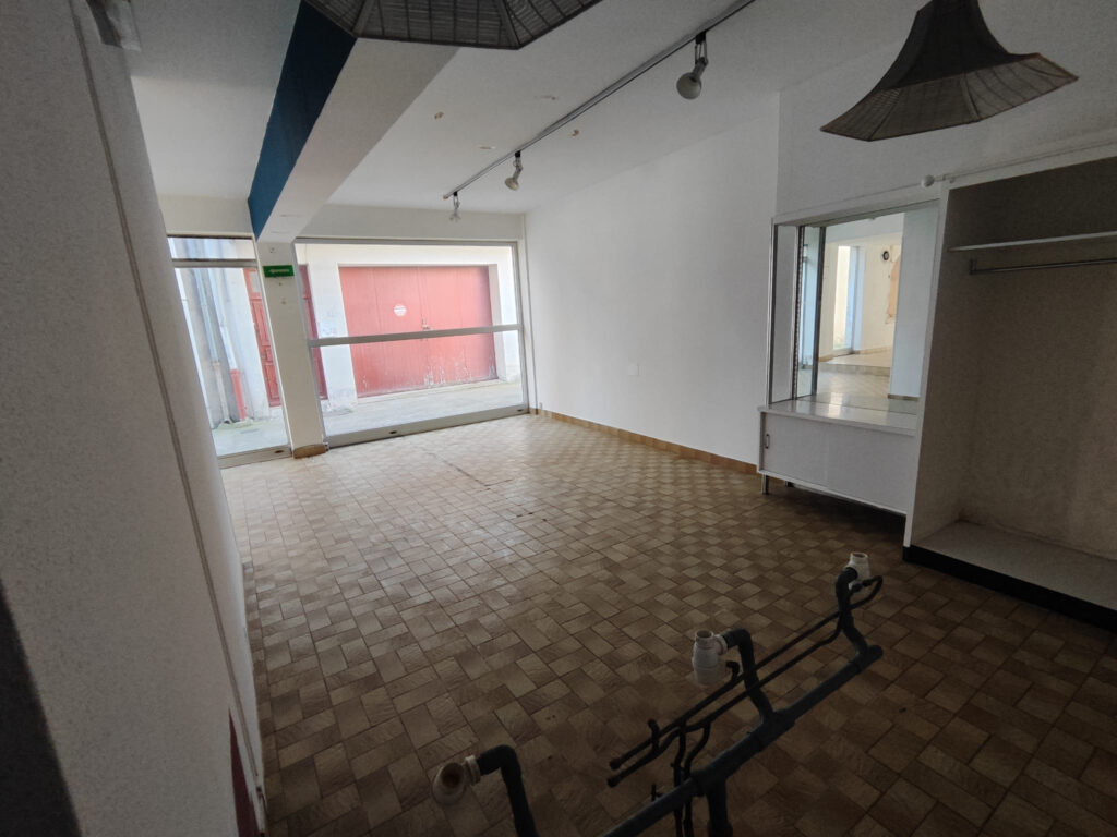 Immeuble avec 1 local commercial et 1 T4
