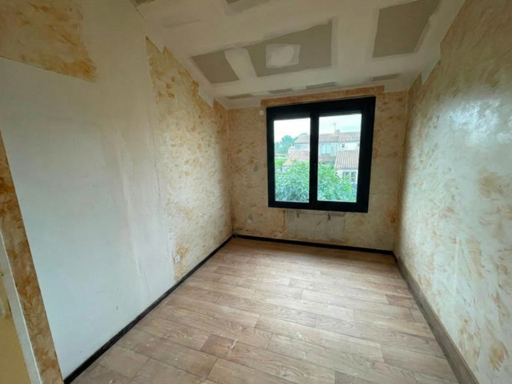 TRÈBES   Maison 3 faces, 3 chambres, suite parentale, jardin