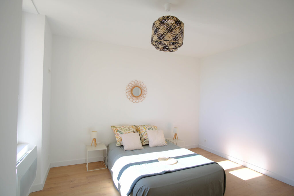 À VENDRE   MAISON DE VILLE AVEC GRAND GARAGE ET COMBLES AMÉN