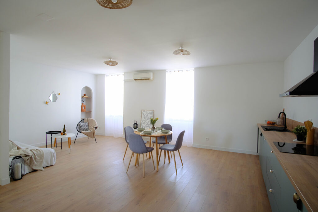 À VENDRE   MAISON DE VILLE AVEC GRAND GARAGE ET COMBLES AMÉN