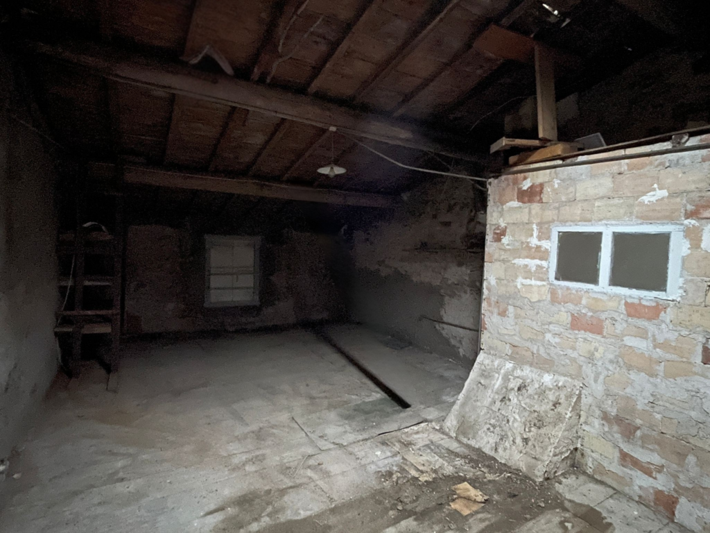 Maison de village à rénover avec grange   Capendu (11)