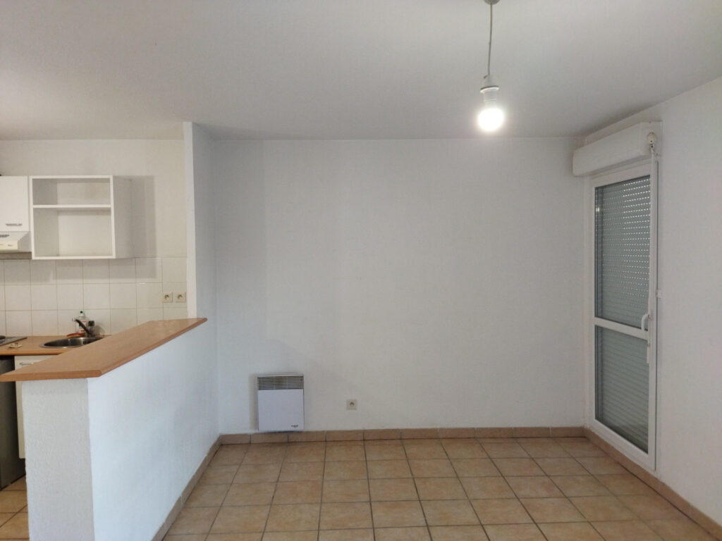 À VENDRE   STUDIO SPACIEUX DE 31 M2 AVEC BALCON ET GARAGE, A