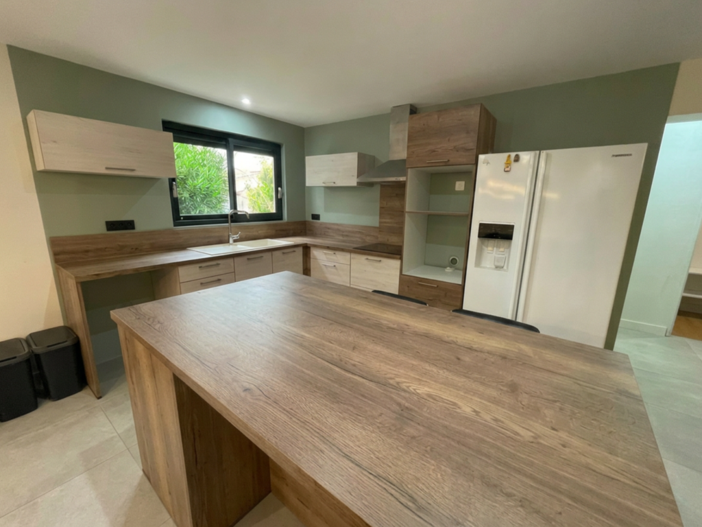 TRÈBES   Maison 3 faces, 3 chambres, suite parentale, jardin