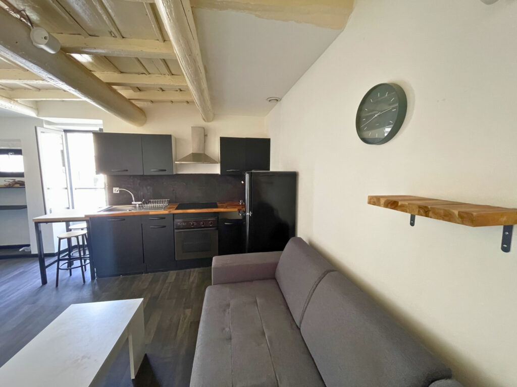 NIMES – APPARTEMENT P2  COCOONING EN CENTRE VILLE – 1 CHAMBR