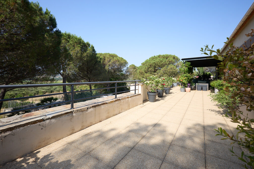 Propriété d&rsquo;Exception avec Vue Panoramique et Piscine   Vill