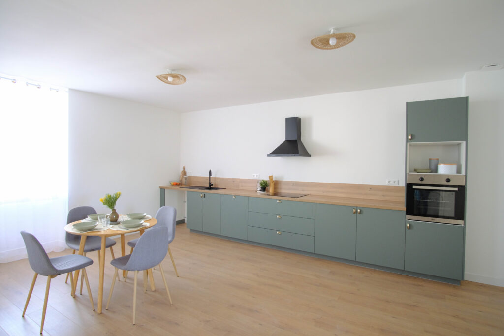 À VENDRE   MAISON DE VILLE AVEC GRAND GARAGE ET COMBLES AMÉN