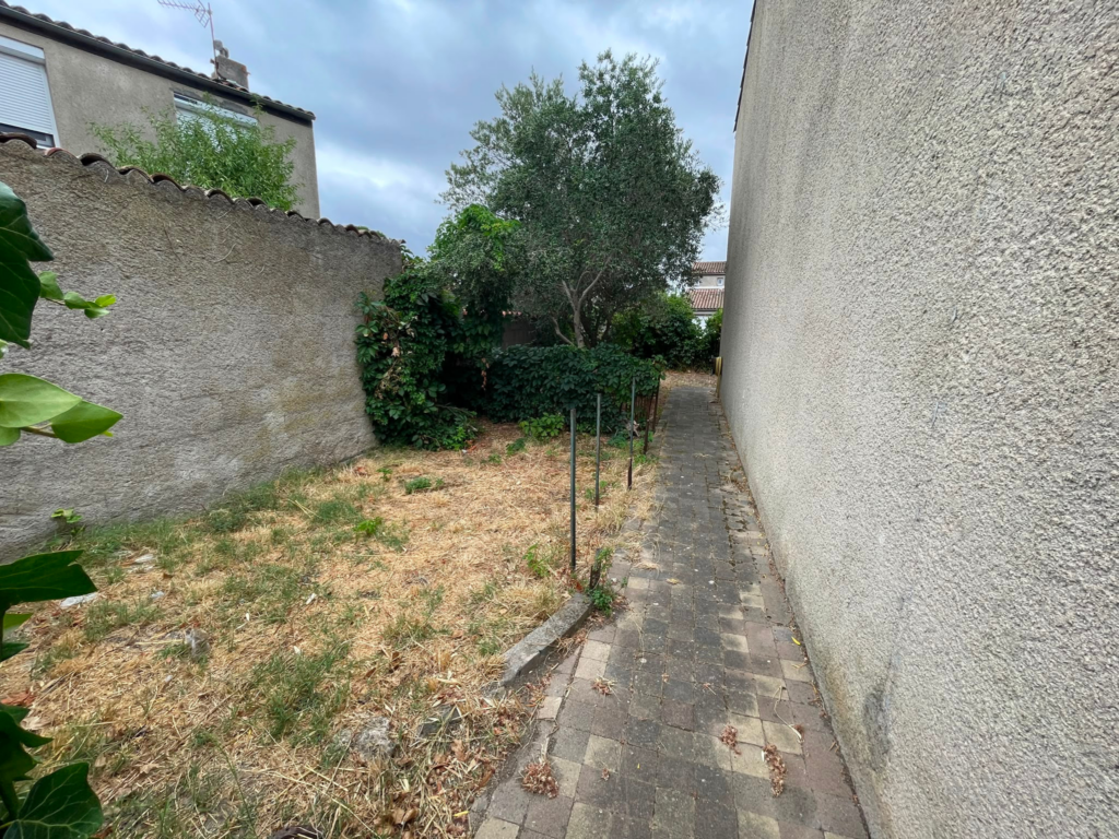 TRÈBES   Maison 3 faces, 3 chambres, suite parentale, jardin