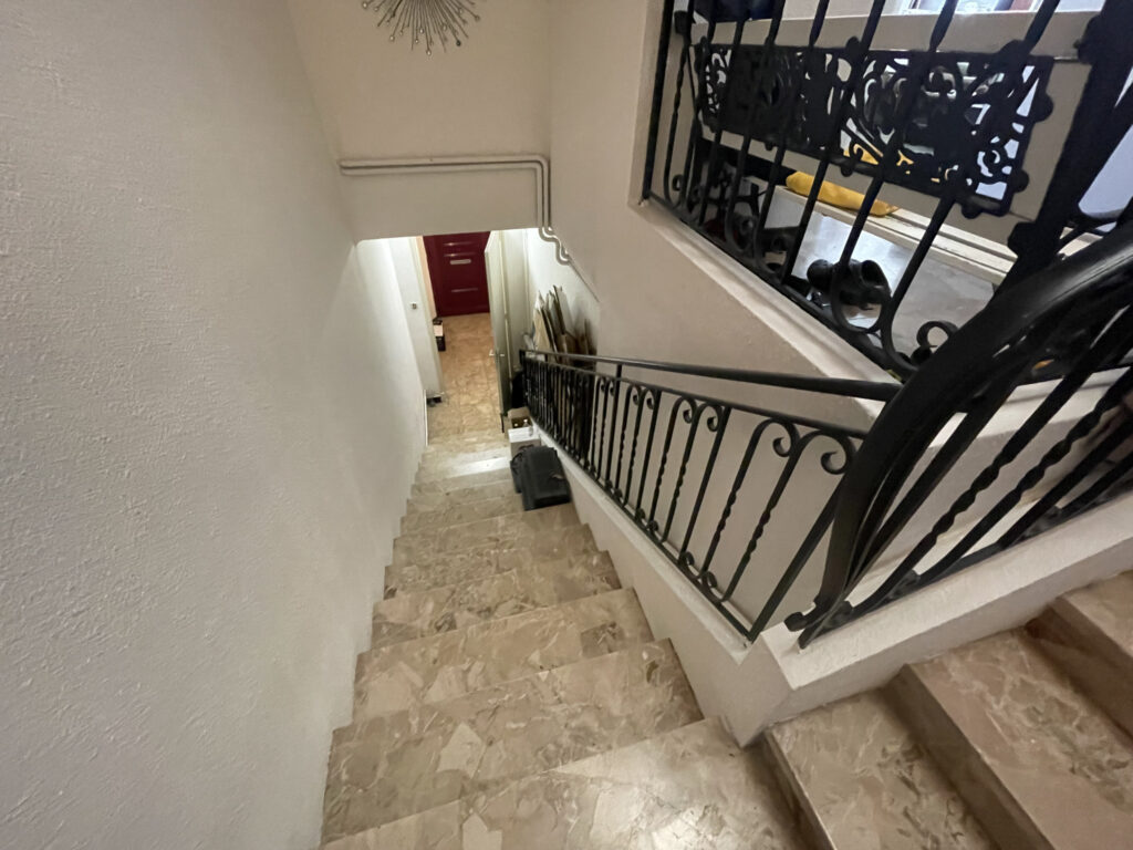 Immeuble avec 1 local commercial et 1 T4