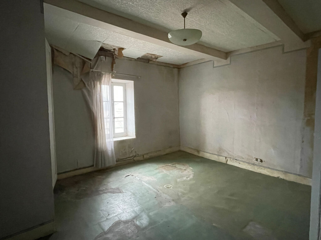 Maison de village à rénover avec grange   Capendu (11)