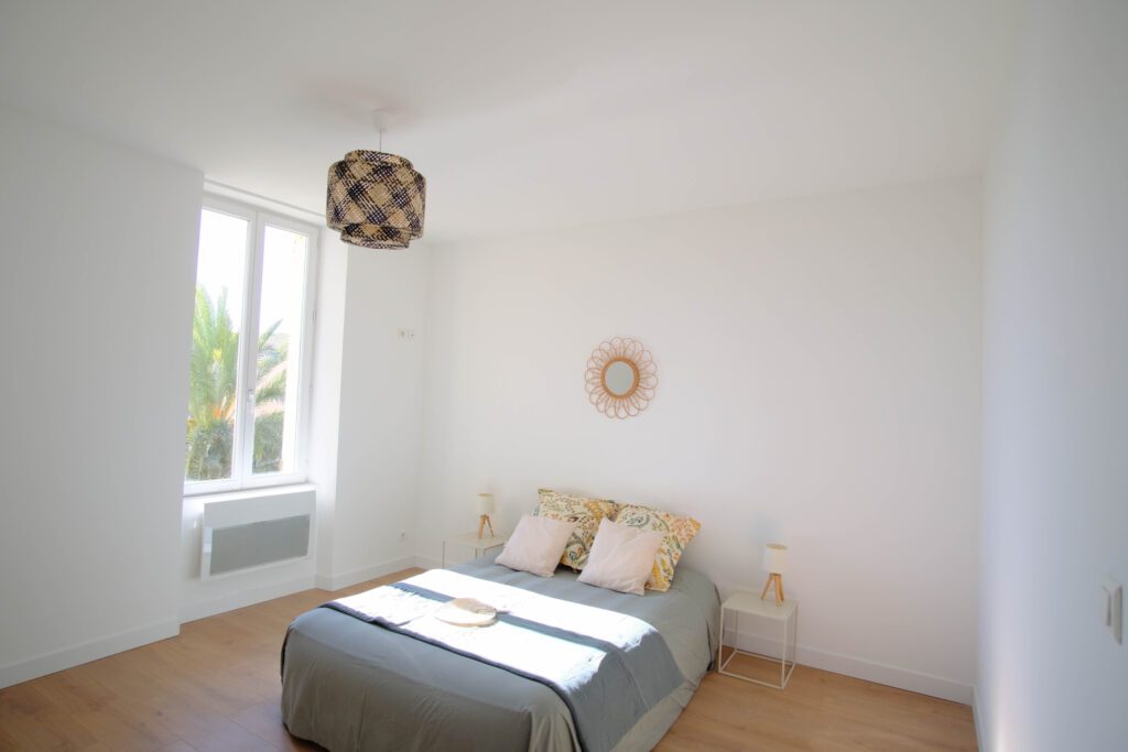 À VENDRE   MAISON DE VILLE AVEC GRAND GARAGE ET COMBLES AMÉN