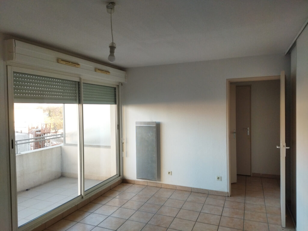 À VENDRE   STUDIO SPACIEUX DE 31 M2 AVEC BALCON ET GARAGE, A