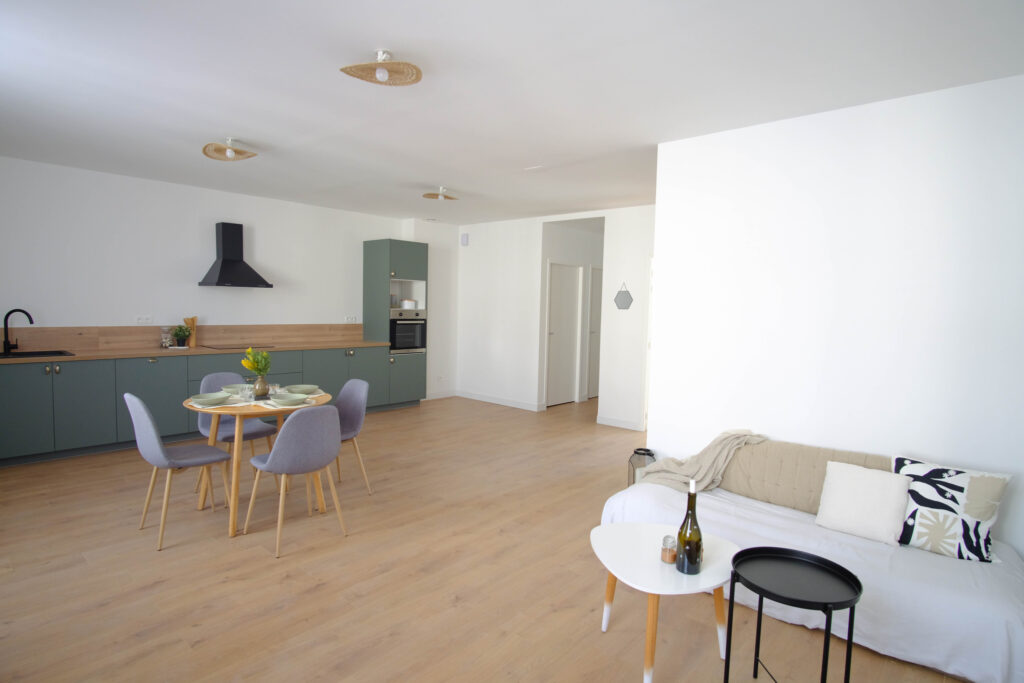 À VENDRE   MAISON DE VILLE AVEC GRAND GARAGE ET COMBLES AMÉN