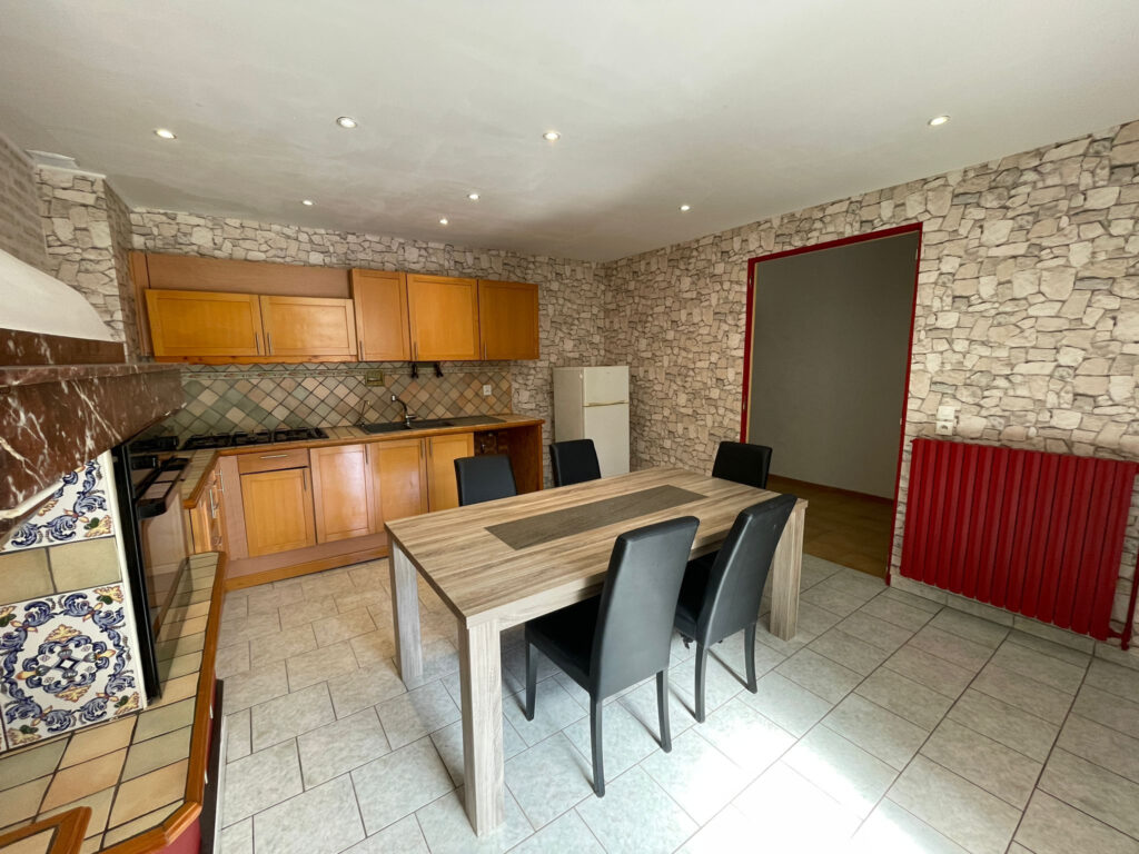Maison familiale 136 m2 + 90 m2 de garages et dépendances