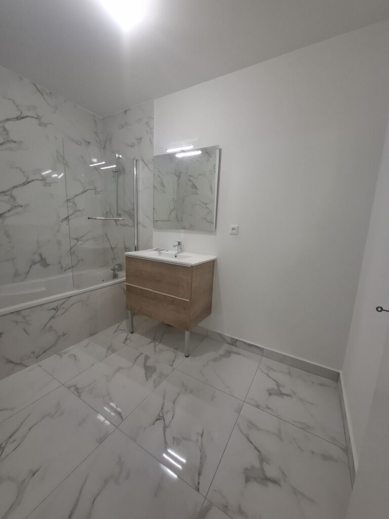 À VENDRE   MAISON DE VILLE AVEC GRAND GARAGE ET COMBLES AMÉN