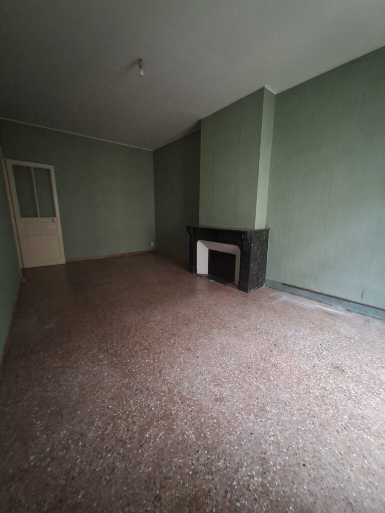 À VENDRE   APPARTEMENT AUX BEAUX VOLUMES   IMMEUBLE BOURGEOI